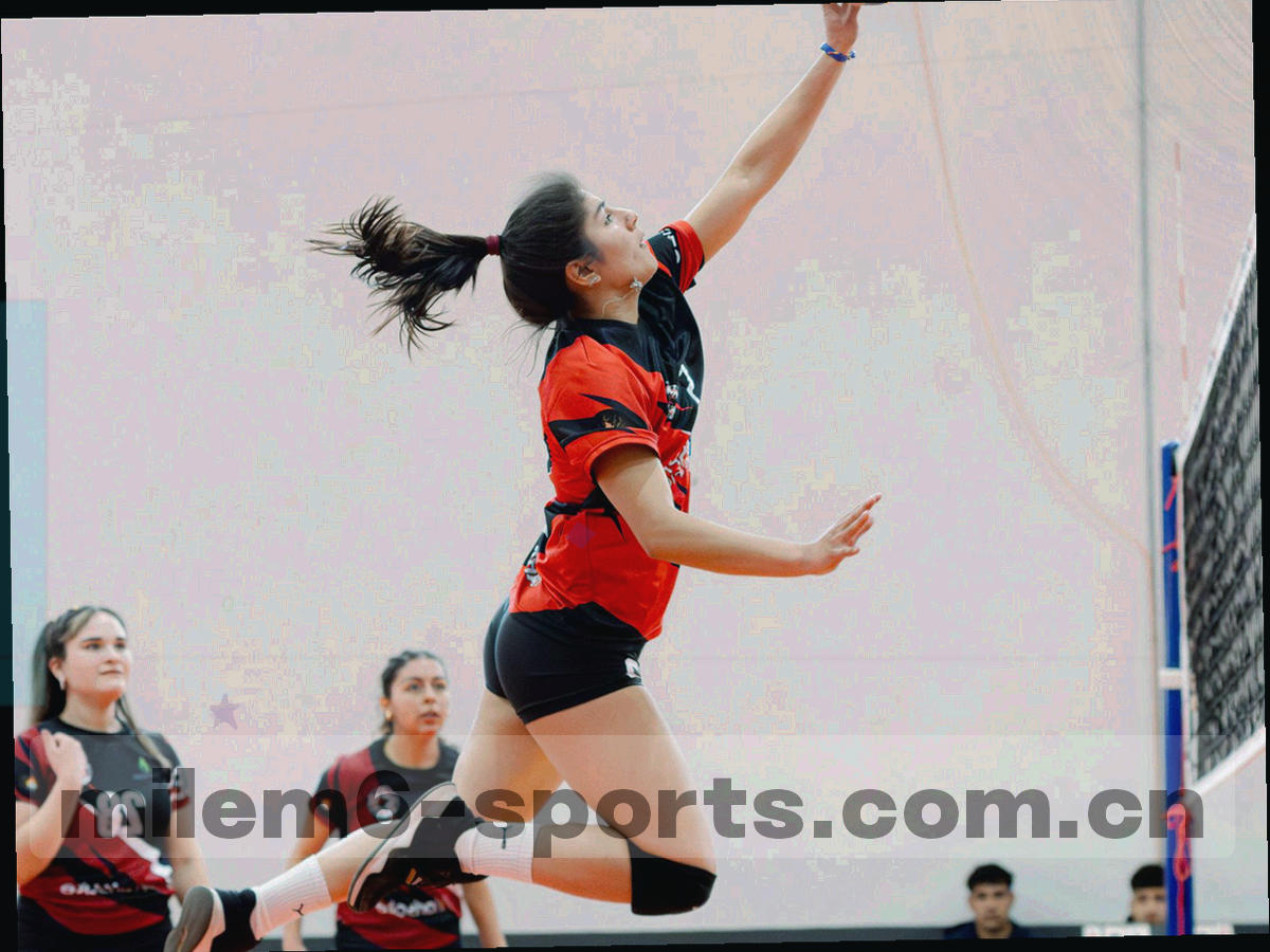 跑动轨迹线与热区色块的抽象可视化叠层，无人物面孔